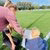 Leerlingen werken samen op sportveld